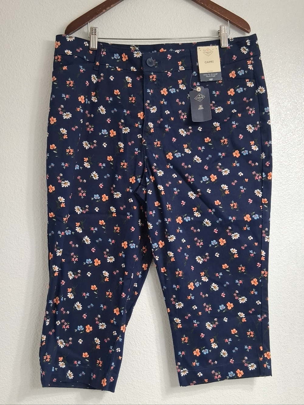 NWT St. Johns Bay Secretly Slender Navy Floral Capri Pants Size 16